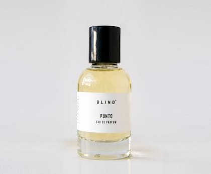 Blind ofrece fragancias artesanales y sin género, elaboradas con esencias de la más alta calidad. Tanto, que su perfume Punto fue premiado en 2022 como "mejor fragancia de autor".