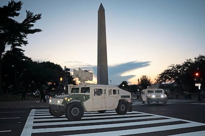 Blindados de la Guardia Nacional durante un patrullaje con el Washington Monument de fondo