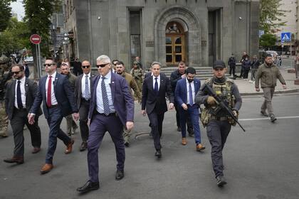 Blinken, rodeado por guardias de seguridad, camina por la Plaza de la Independencia de Kiev