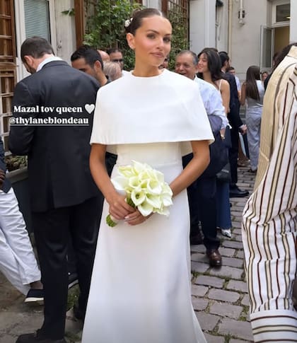 Blondeau completó su look de novia con un ramo de flores claras, en sintonía con el estilo delicado de la ceremonia