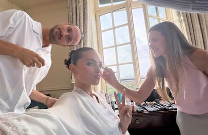 Blondeau, durante el maquillaje y peinado previo a su casamiento