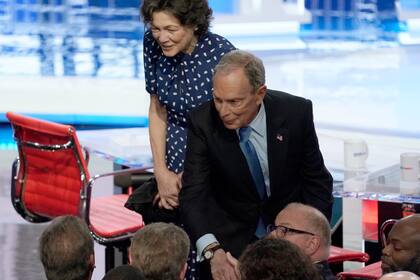 Bloomberg tuvo un durísimo debut en el debate de los candidatos presidenciales demócratas