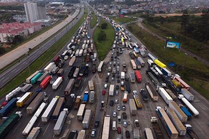 Bloqueo de camioneros partidarios del presidente Jair Bolsonaro bloquean una autopista en Sao Paulo.