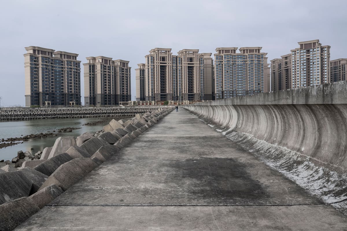 Bloques de apartamentos de gran altura que estaban casi terminados pero nunca se vendieron en el desarrollo artificial de Ocean Flower Island, en el mar de China Meridional, frente a Hainan (Gilles Sabrie/The New York Times)