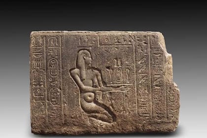 Bloques de basalto que representan partes del borde occidental y septentrional del templo del rey Nectanebo I (380-363 a.C.).