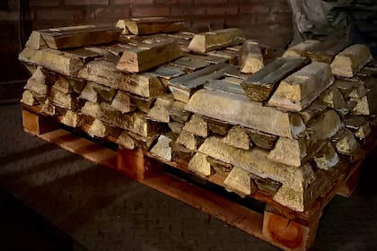 Bloques de bronce para ser fundidos; a medida que se avanza en la ruta, el metal va subiendo de precio