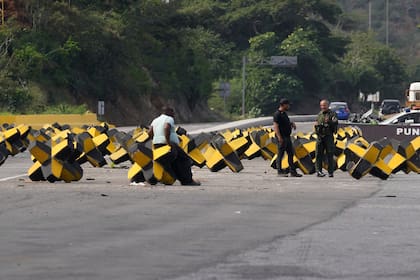 Bloques de cemento bloquean el acceso a la autopista que lleva al Aeropuerto Internacional Simón Bolívar