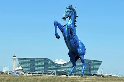 Blucifer o Mustang azul es la gran estatua de caballo azul con ojos rojos brillantes en el Aeropuerto Internacional de Denver (Instagram/@viewingmag)