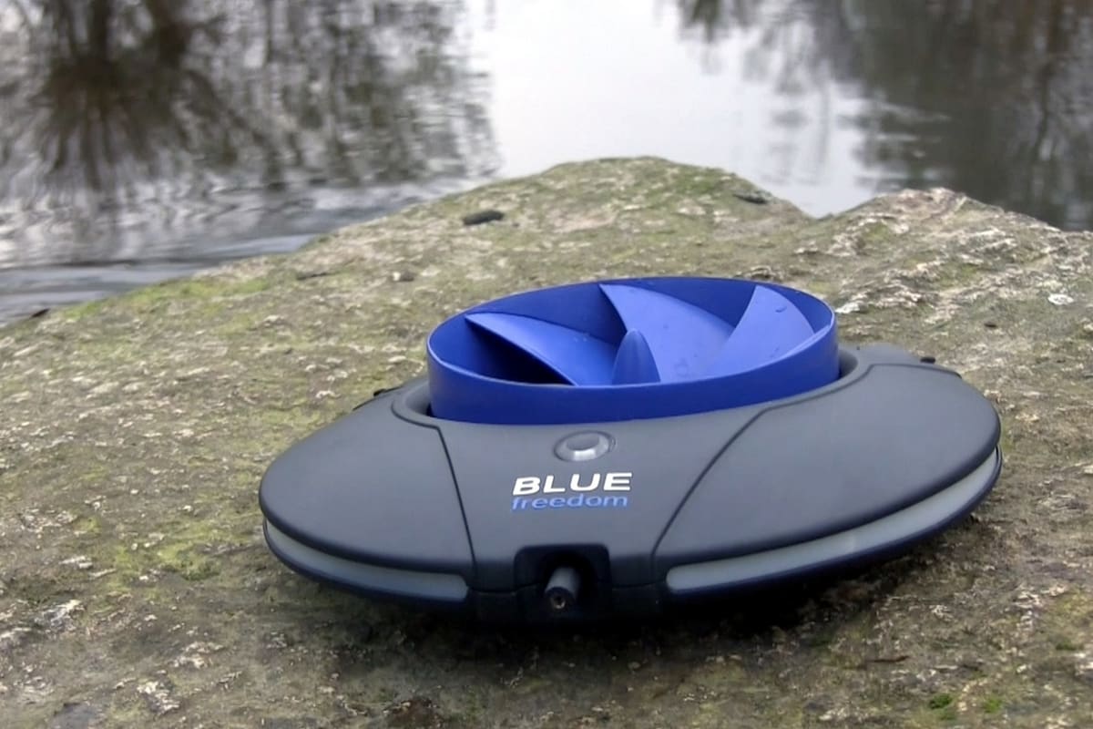 Blue Freedom es un dispositivo que emula el funcionamiento de una central hidroeléctrica al aprovechar la corriente de un curso de agua para generar energía que se almacena en una batería recargable