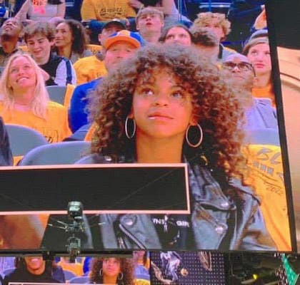 Blue Ivy, hija de Beyoncé y Jay-Z, durante un partido de la NBA