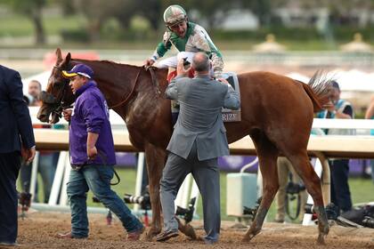 Blue Prize ganó el Distaff en Santa Anita Park; Ignacio Correas, su entrenador, felicita a Joe Bravo, el jockey.