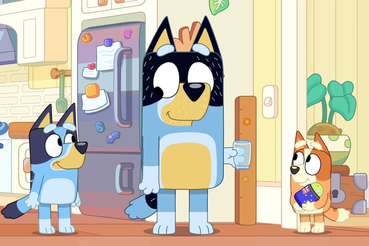 Bluey, la perrita en edad preescolar que protagoniza la serie infantil éxito, junto a su padre arqueólogo Bandit y su hermanita menor