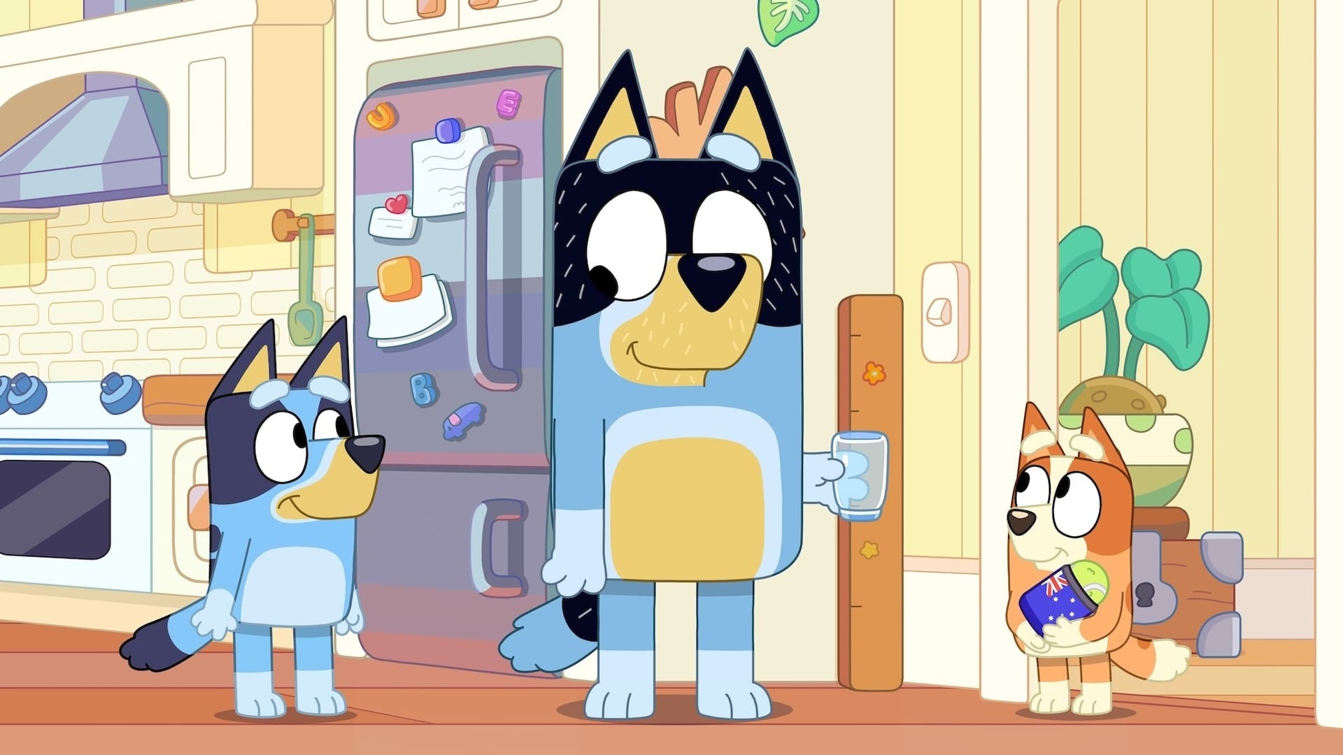Bluey, la perrita en edad preescolar que protagoniza la serie infantil éxito, junto a su padre arqueólogo Bandit y su hermanita menor