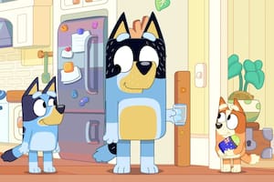 Bluey, la perrita en edad preescolar que protagoniza la serie infantil éxito, junto a su padre arqueólogo Bandit y su hermanita menor, Bingo