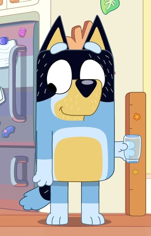 Bluey, la perrita en edad preescolar que protagoniza la serie infantil éxito, junto a su padre arqueólogo Bandit y su hermanita menor