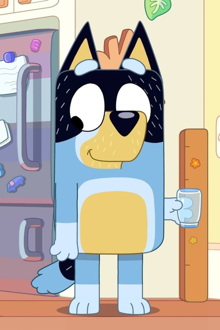 Bluey, la perrita en edad preescolar que protagoniza la serie infantil éxito, junto a su padre arqueólogo Bandit y su hermanita menor