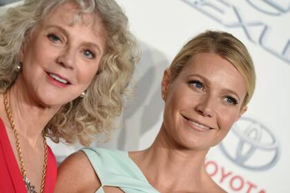 Blythe Danner junto a su famosa hija Gwyneth Paltrow durante una entrega de premios realizada en 2015