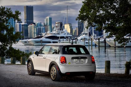 BMW decidió retirar del mercado a nivel mundial los vehículos eléctricos Mini Cooper SE, por inconvenientes detectados en el sistema de baterías de estos modelos (Imagen oficial Mini Cooper SE)