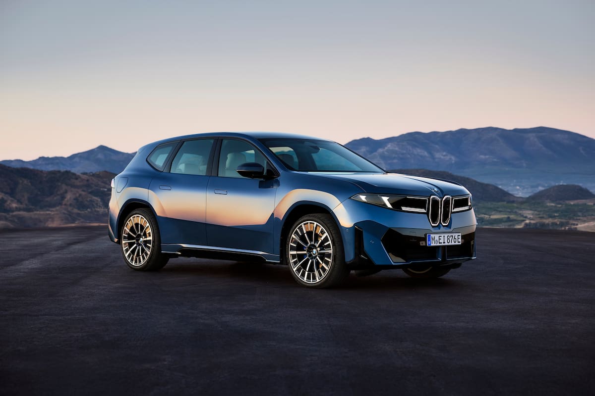 BMW Group oficializó la llegada del nuevo BMW iX3 40, la segunda variante de propulsión de su renovada línea de vehículos deportivos totalmente eléctricos