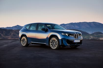 BMW Group oficializó la llegada del nuevo BMW iX3 40, la segunda variante de propulsión de su renovada línea de vehículos deportivos totalmente eléctricos