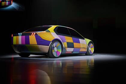BMW i Vision Dee, modelo que la automotriz alemana presentó en el CES 2023 y que le da la posibilidad al usuario de elegir el color de su auto de manera digital y cuantas veces quiera