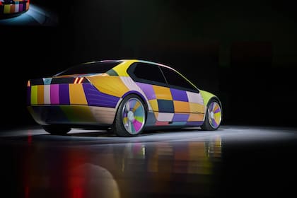 BMW i Vision Dee, modelo que la automotriz alemana presentó en el CES 2023 y que le da la posibilidad al usuario de elegir el color de su auto de manera digital y cuantas veces quiera