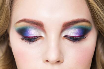 El maquillaje holográfico es tendencia. Se hace con los tonos del arco iris de los unicornios y su efecto es el de una burbuja de jabón. Se aplica en los ojos y también sobre distintas zonas de la cara iluminándola
