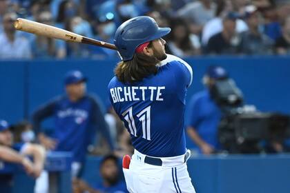 Bo Bichette, de los Azulejos de Toronto, conecta un jonrón de dos carreras ante los Indios de Cleveland, el jueves 5 de agosto de 2021 (Jon Blacker/The Canadian Press via AP)