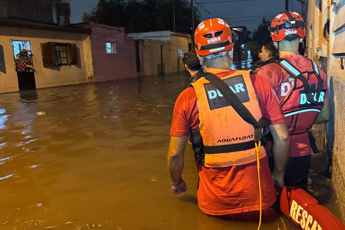 Bº Villa Páez | Inspección por anegamientos, personal del DUAR realiza tareas de inspección en viviendas afectadas por la acumulación de agua.