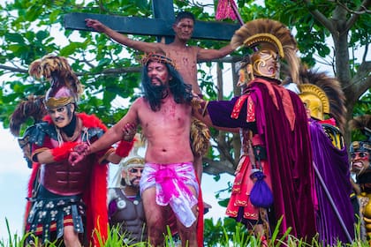 Una sangrienta recreación de la crucifixión de Jesús en Filipinas