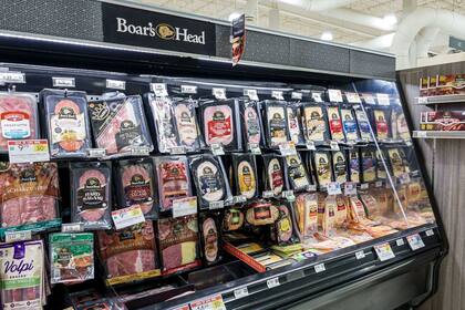 Boar’s Head retiró del mercado más de 3 millones de kilos de productos cárnicos y avícolas ante la sospecha de contaminación por listeria (Imagen de WTTW News)