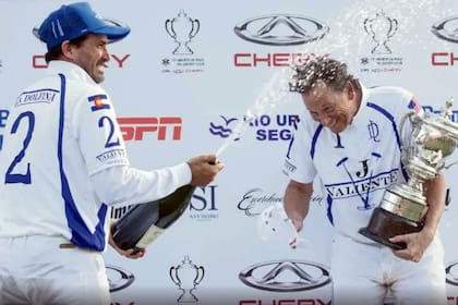 Bob Jornayvaz festeja en el podio con Adolfo Cambiaso, el mejor polista del mundo