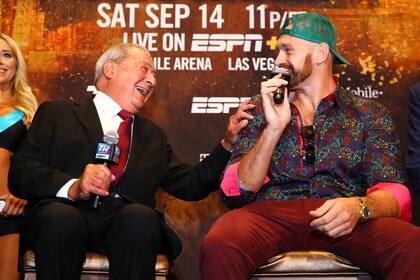 Bob Arum, histórico promotor de boxeo de 90 años, con Tyson Fury