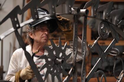 Bob Dylan en pleno proceso creativo de sus esculturas