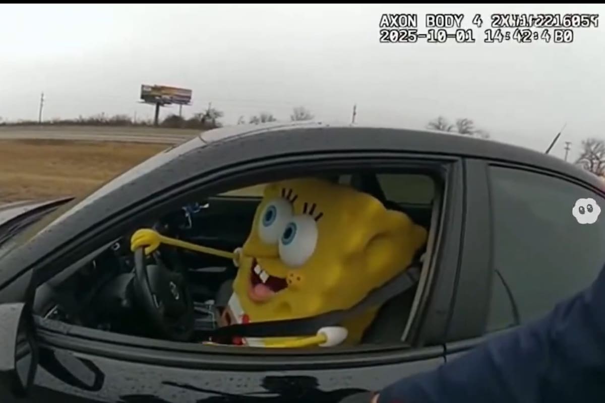Bob Esponja manejando un auto en un video creado por la app Sora 2