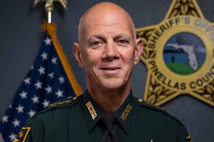 Bob Gualtieri sostuvo que las readmisiones comenzaron porque los centros federales no tenían espacio suficiente para alojar a todos los detenidos