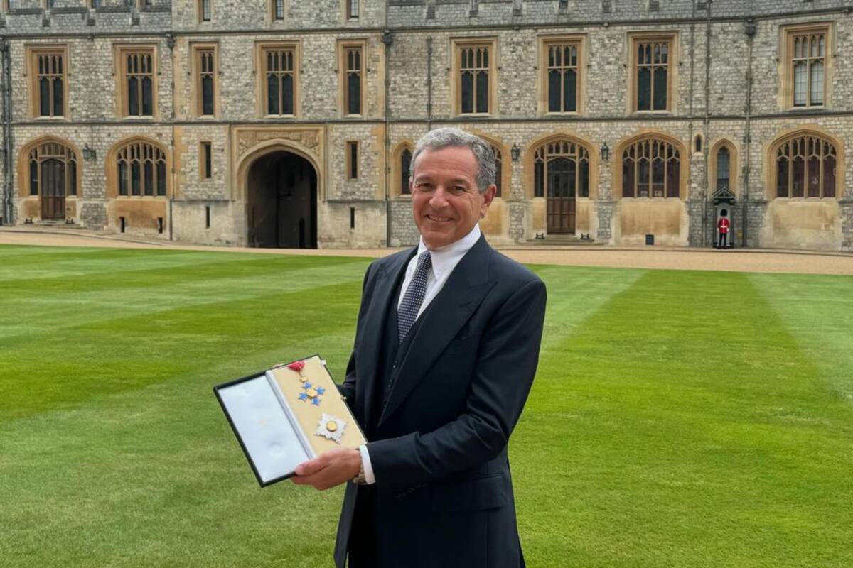 Bob Iger, director ejecutivo de Disney, recibió un título honorario entregado por la realeza británica