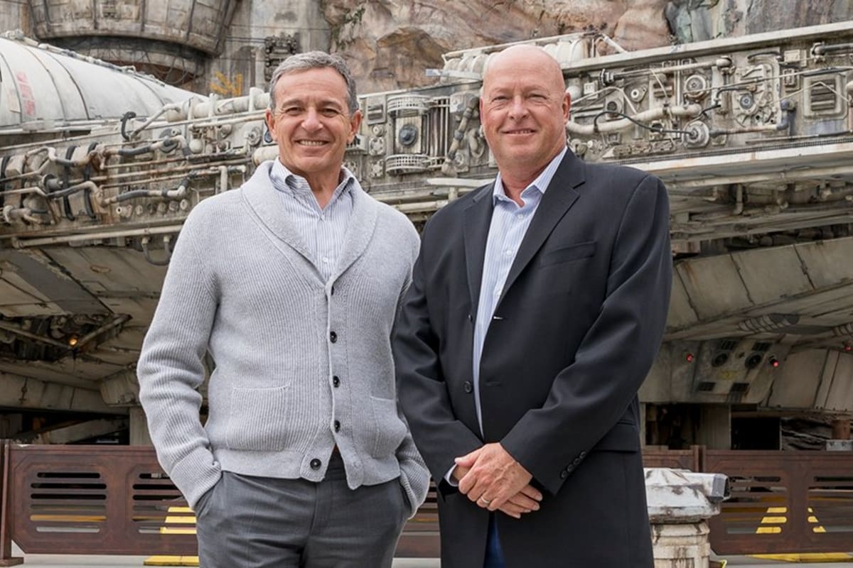 Bob Iger (izquierda) será reemplazado como CEO de Disney por Bob Chapek (derecha)