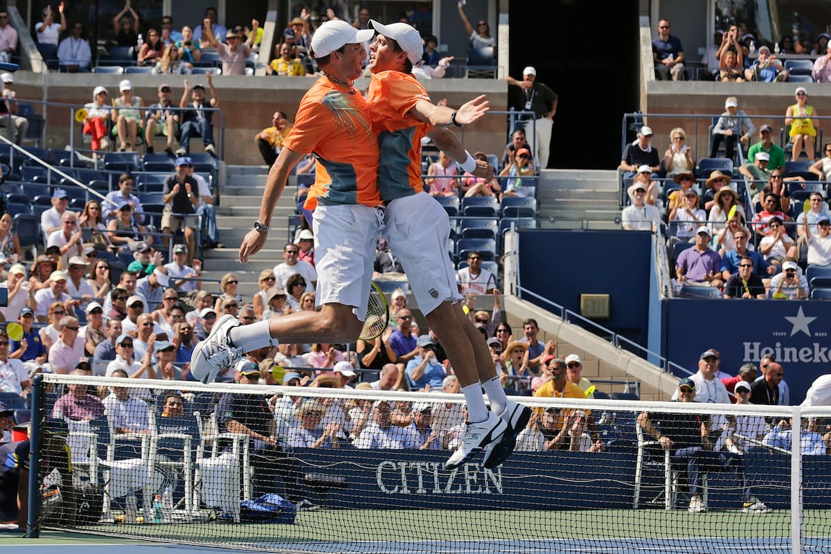 Bob, izquierda, y Mike Bryan celebran después de ganar su final de dobles masculinos contra Leander Paes de India y Radek Stepanek de República Checa en el torneo de tenis US Open 2012, el viernes 7 de septiembre de 2012, en Nueva York.