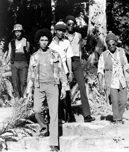 Bob Marley en una foto de 1972 con miembros de Los Wailers