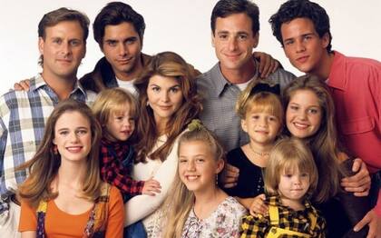 Bob Saget junto al elenco de Full House, uno de los éxitos televisivos de los 90 (Crédito: Twitter)