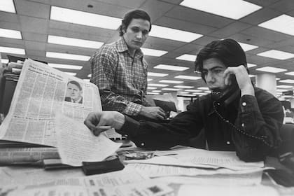 Bob Woodward y Carl Bernstein, redactores del The Washington Post del caso Watergate, en su escritorio en el diario