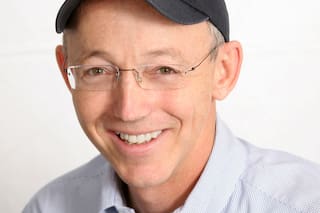 Bob Young. Estaba desempleado y debía una fortuna en tarjetas de crédito, pero un llamado de teléfono lo llevó a fundar un coloso de 34.000 millones de dólares