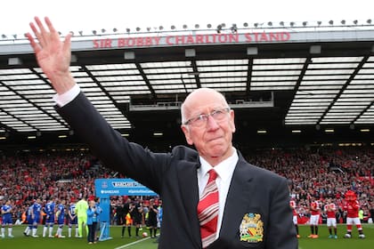 Bobby Charlton, durante una ovación en 2016 en su lugar en el mundo: el estadio Old Trafford, la casa de Manchester United