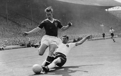 Bobby Charlton, en acción, con la camiseta de Manchester United