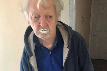 Bobby, después de tomar la pintura