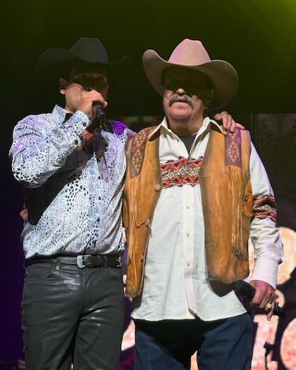 Bobby es hijo de Roberto Pulido, uno de los pioneros de la música tejana