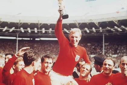 Bobby Moore, el capitán inglés con la Copa Jules Rimet en alto; en 1966 Inglaterra tocó la gloria, y comenzaría el calvario