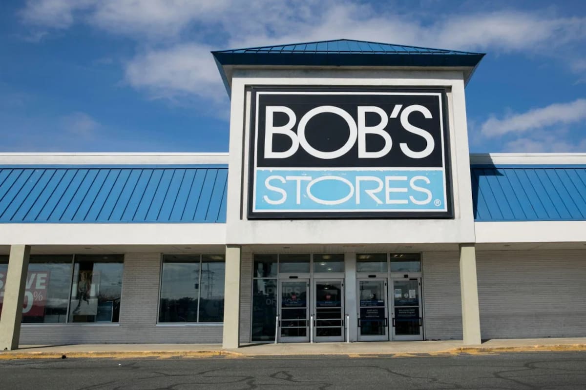 Bob’s Stores, fundada en 1954, ha sido un nombre familiar para muchos estadounidenses, ofreciendo ropa y calzado deportivo a precios accesibles. (Archivo Kristoffer Tripplaar/Alamy)