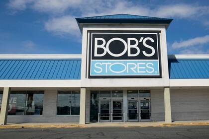Bob’s Stores, fundada en 1954, ha sido un nombre familiar para muchos estadounidenses, ofreciendo ropa y calzado deportivo a precios accesibles. (Archivo Kristoffer Tripplaar/Alamy)